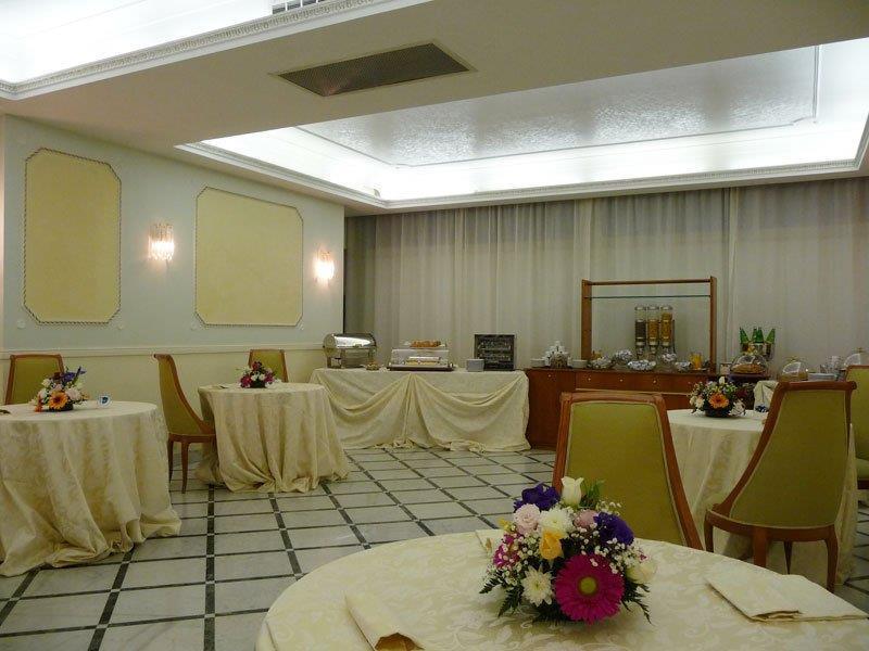 Hotel Romulus Restoran fotoğraf