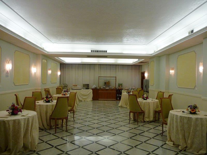 Hotel Romulus Restoran fotoğraf