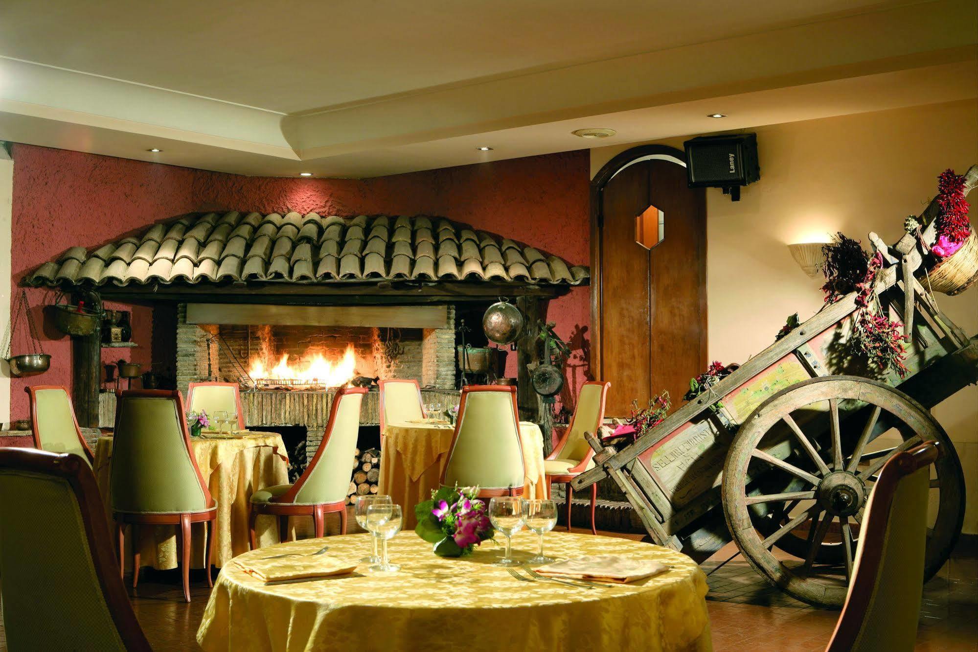 Hotel Romulus Restoran fotoğraf