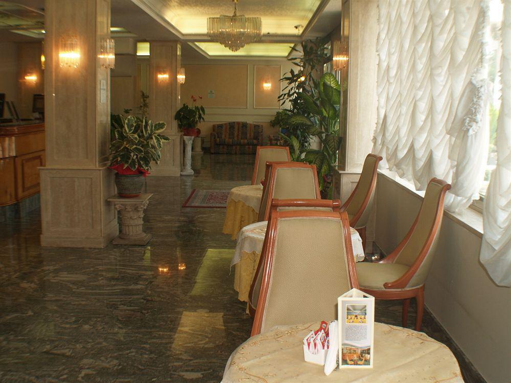 Hotel Romulus Restoran fotoğraf